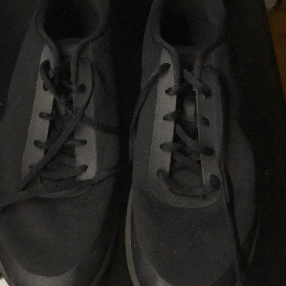 Nike Black tennis shoes